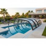 Abri de piscine : un choix stratégique pour sécuriser, protéger et prolonger l’usage de votre bassin abri de jardin dans une belle maison comment le choisir