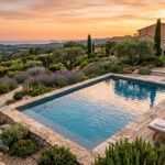 Piscine coque : pourquoi séduit-elle de plus en plus de propriétaires en France ? Belle piscine dans une magnifique villa sud de la France